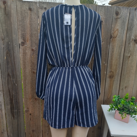 NWT Charlotte Russe Shorts Romper Color Navy Blue/ White Size Medium - Picture 5 of 7